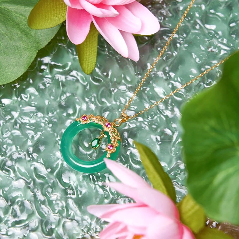 Green chalcedony peace buckle pendant with filigree gold setting