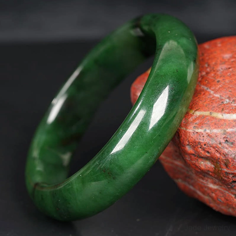 Deep green Hetian jade bangle smooth glossy finish side profile