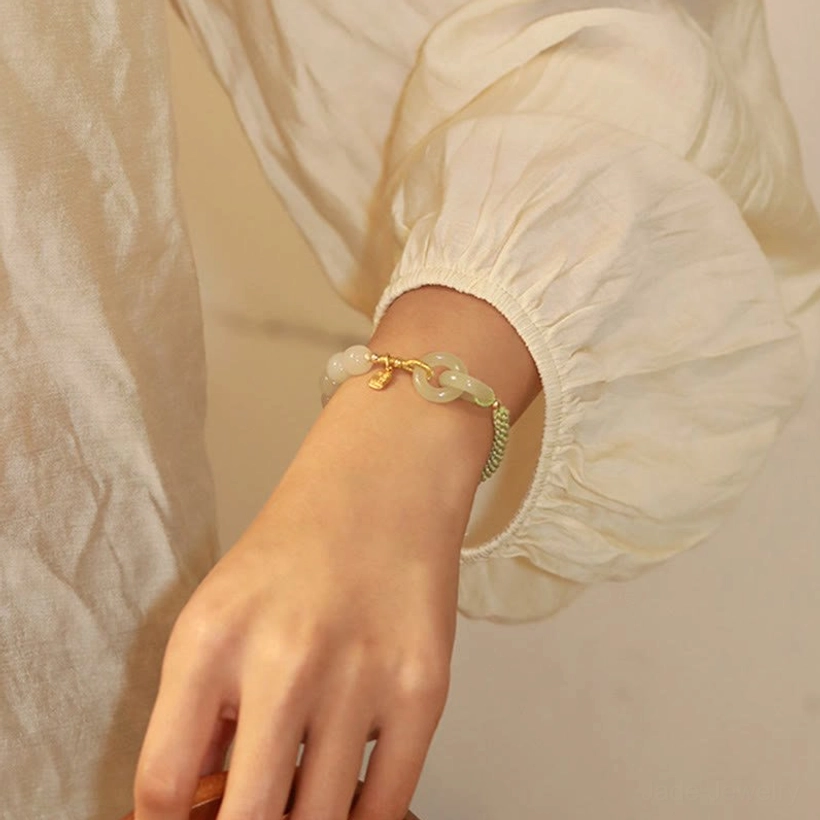 Hetian jade peace buckle fu character bracelet styling guide for daily wear