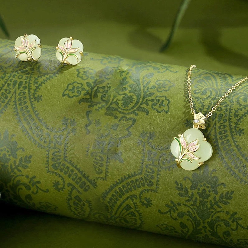 Hetian jade four leaf clover jewelry set in 925 sterling silver with gold plating demonstrating complete collection style