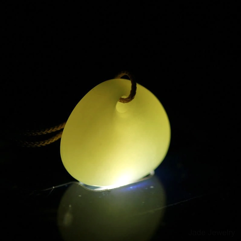 Hetian jade prosperity necklace gift presentation, handcrafted good fortune pendant in elegant packaging display